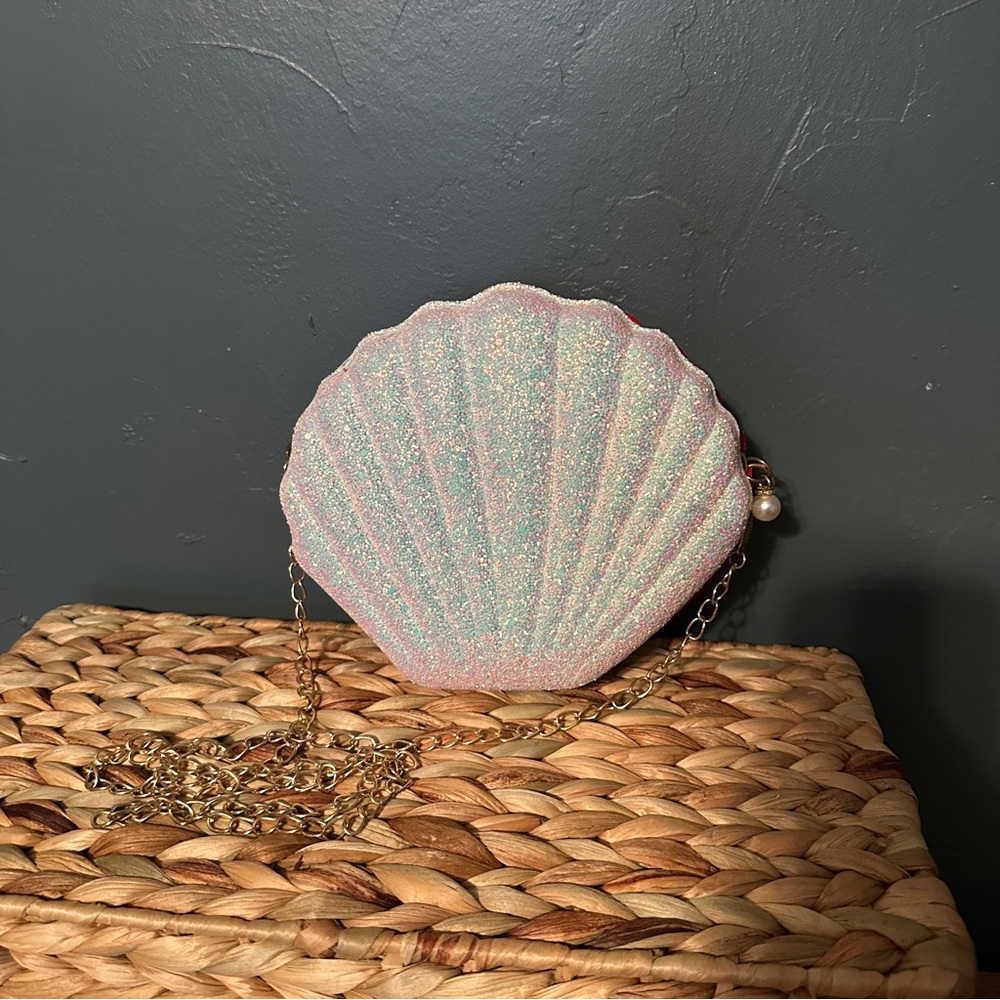 Glittery Shell Clutch with Chain Strap